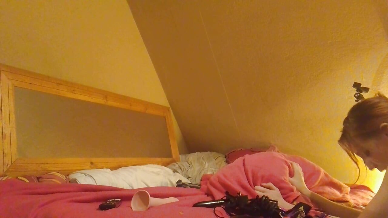 Elle me baise au gode ceinture puis je la termine avec ma bite