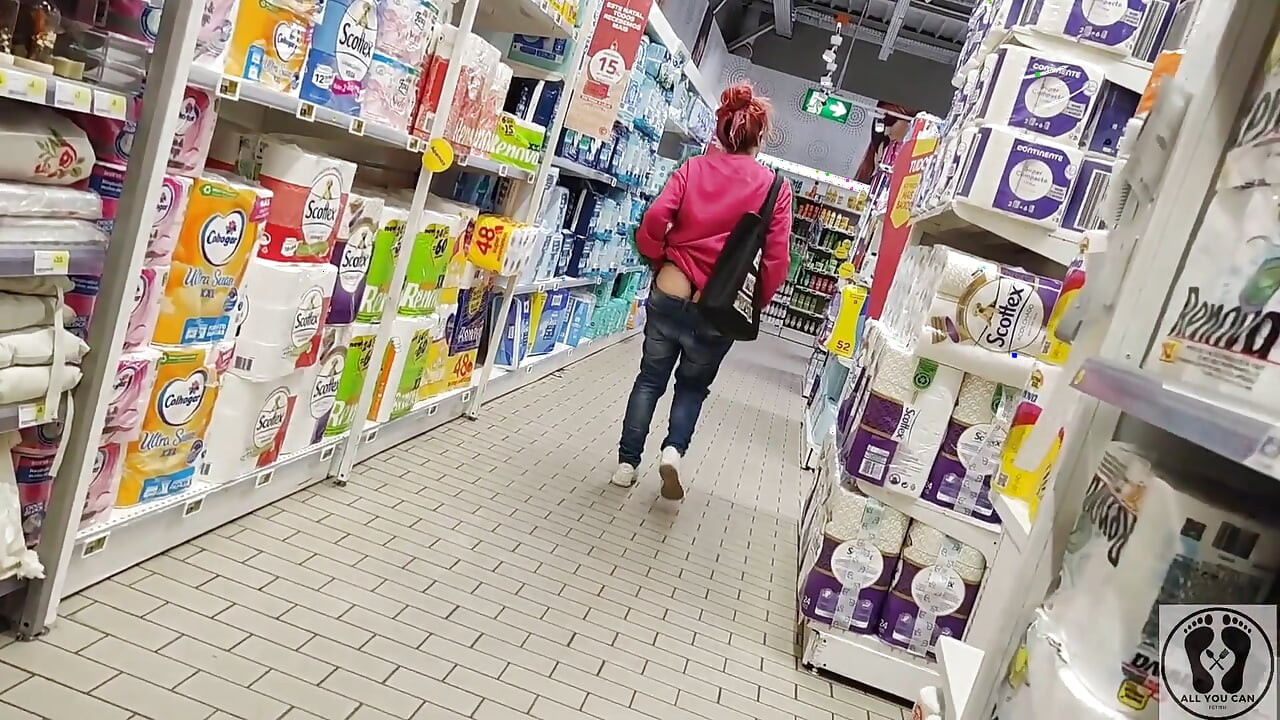Loca Rebeca Addams en culo de jeans en el supermercado
