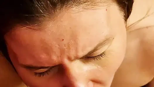 Kontol besar mengisap dari si rambut cokelat langsing dengan korset hitam dan stoking