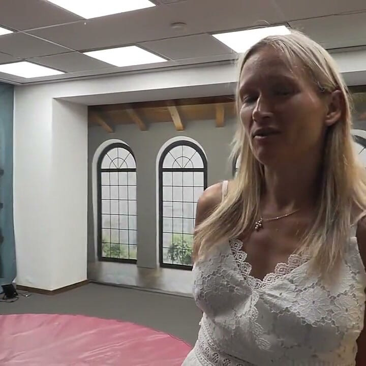 Blonde milf wordt hard gebruikt door een grote pik