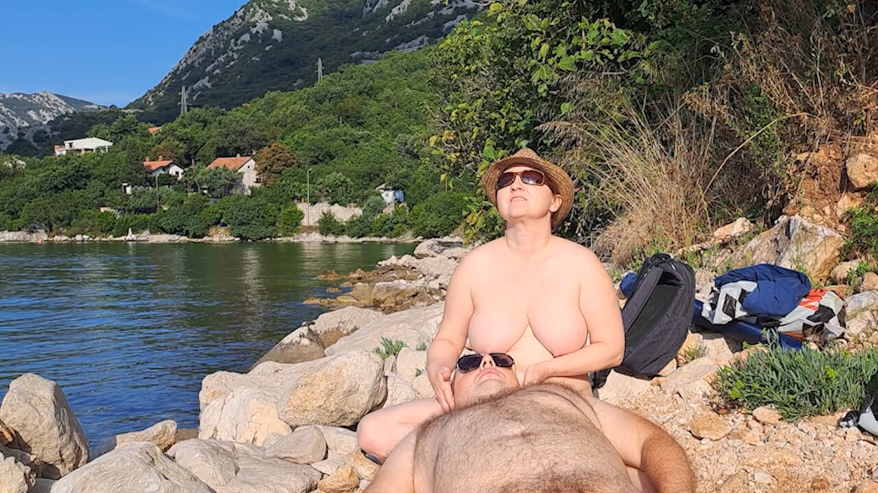 Casal Real Fazendo Massagem Pelada em Praia Deserta