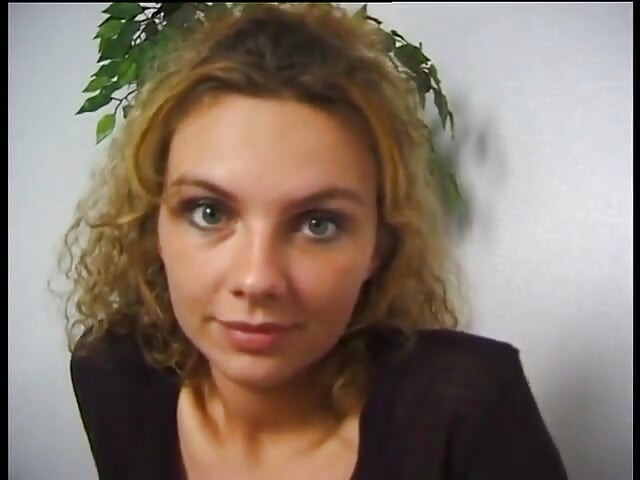 สาวผมบลอนด์ช่วยตัวเองก่อนโดนใช้นิ้วในแอ็คชั่น มุมมองคนเย็ด