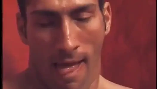 İki ateşli kaslı adam ekstra bir yerde çıplak anal seks