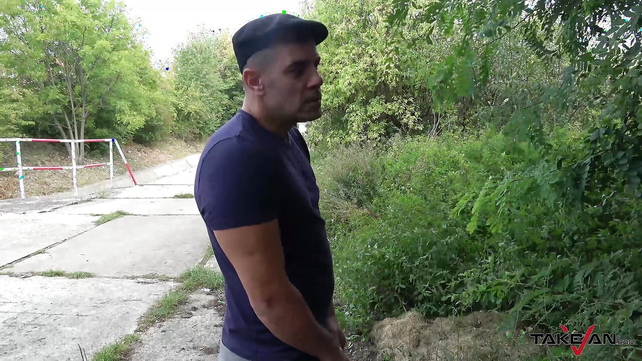 Des seins en silicone tremblent sur la route parce qu'elle aime le sexe dans la camionnette