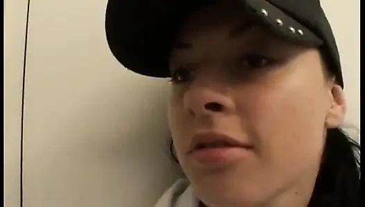 Dominante Brunette Drängt Schüchterne Blondine Zum Mundsex