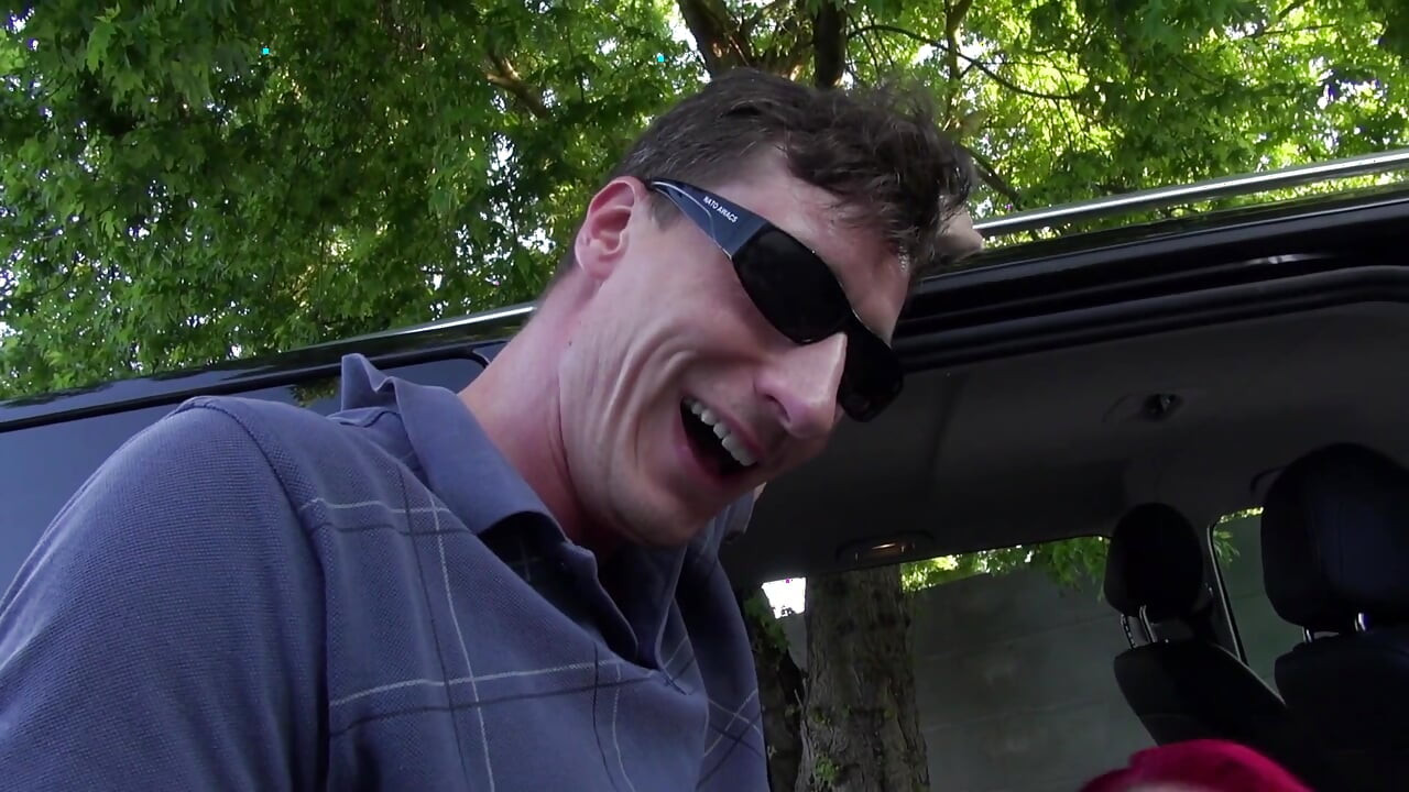 사랑스러운 문신 빨간 머리가 그녀의 입에 따뜻한 부하를 가져옵니다