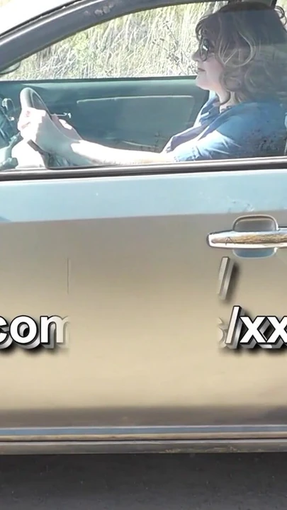 Čelist-pádný okamžik z "V autě sexy Milf Platinum praskl auto navigátor bez kalhotek"
