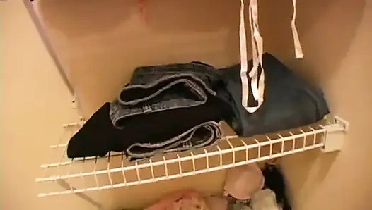 Cewek kurus amatir lagi asik masturbasi di kamar mandi