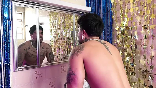 Ich habe die Blonde während der Halloween-Party aus dem Badezimmer gefickt