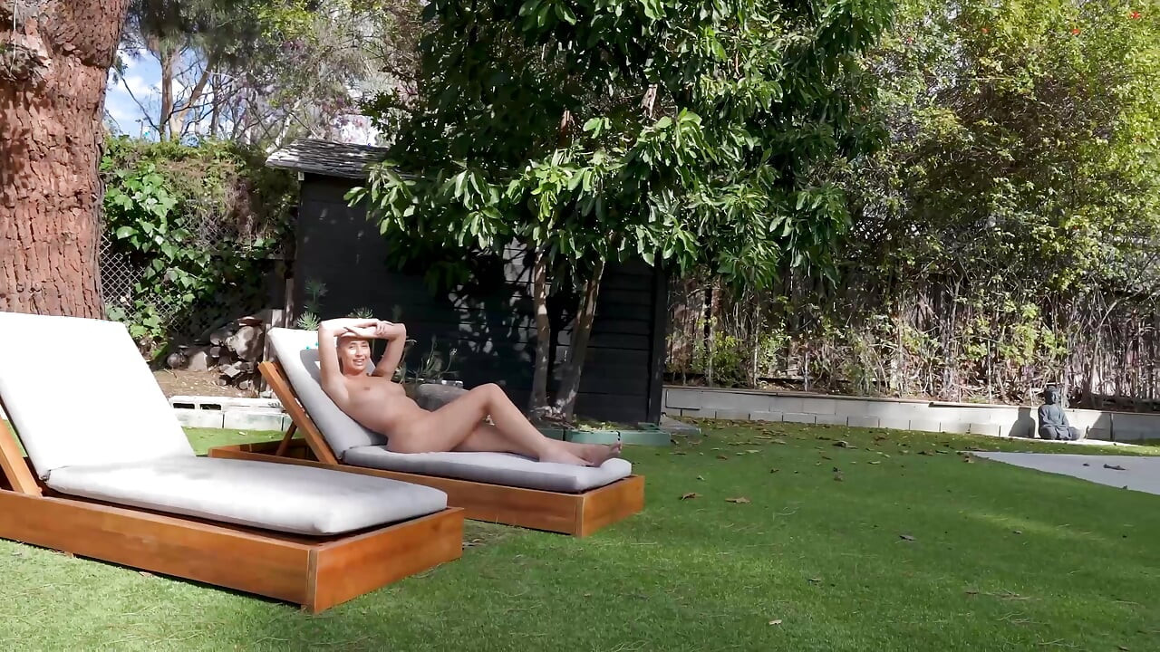 A ribanc mostohanővér meztelenül napozik - Lily Phillips - Lev Lieben