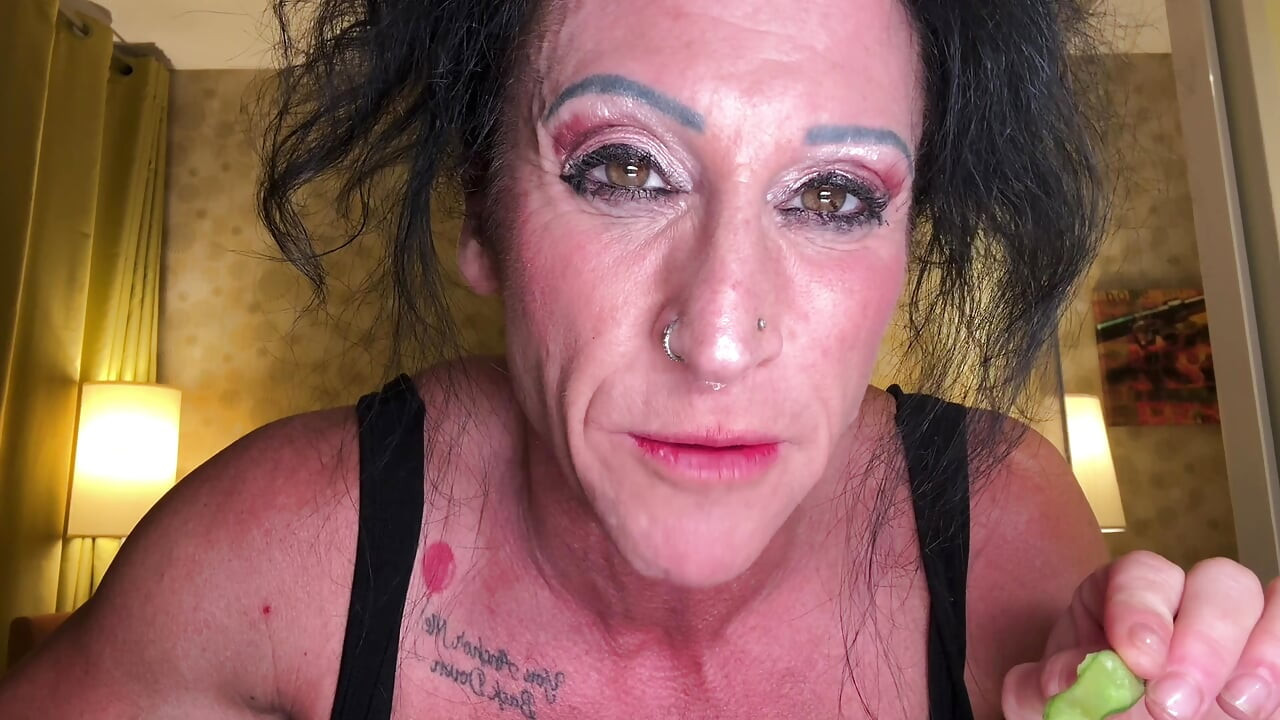 Gulp Thanksgiving: Goddess Kandy Feasts & Swallow You Down Her Throat