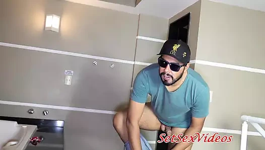 Larissa Leite дает свою задницу другу ее мужа и делает двойное проникновение с ними обоими.