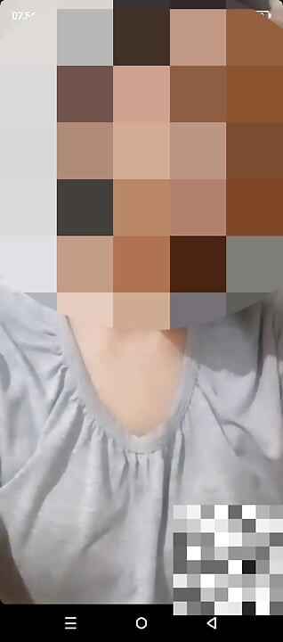 在视频通话中展示她的天然巨乳