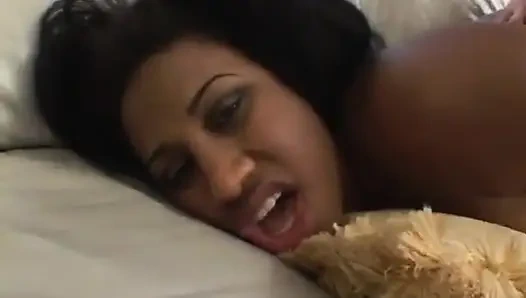 Cewek semok kulit hitam lagi asik ngentot kontol pria kulit putih yang lagi beruntung