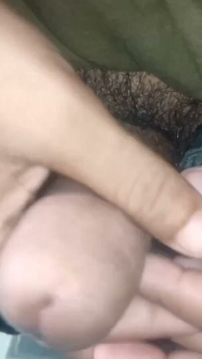 Me corrí en mi mano, luego empujé el semen profundo en mi culo | Clip 1