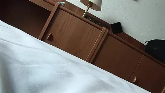 İki azgın kaltakla heyecan verici üçlü seks