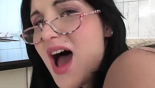 Сцена с грязным очками -4 сексуальная брюнетка Sandra Black обожает сперму на ее очки