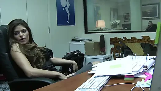 Büro-schätzchen szene 2_sexy dicker arsch, brünette fickt auf dem bürotisch und endet in gesichtsbesamung