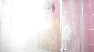 gorąca kąpiel pod prysznicem