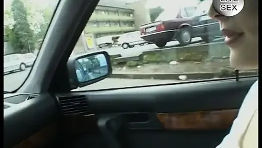 İri göğüslü esmer kadın mastürbasyon yapmadan ve domalarak mastürbasyon yapıyor