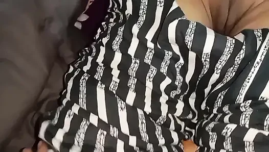 Yaz tatilinde Hintli yengenin evine gittim ve güzel Hintli yengemle çok eğlendim, Hintli yenge seks videosu