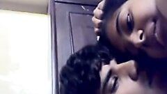Индийские бойфренд и подруга обнимаются и давят сиськами