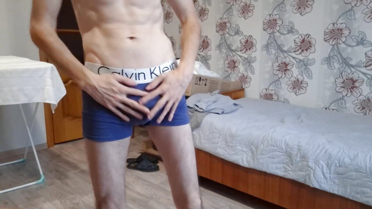 苗条的家伙展示他的鸡巴和屁股洞