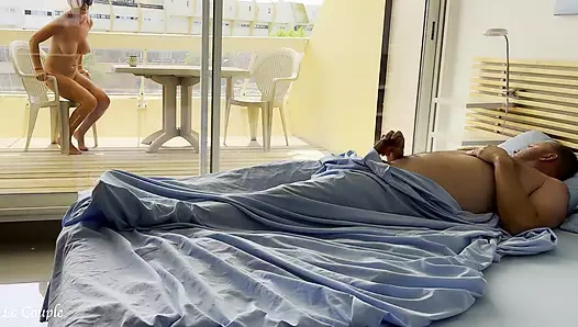 Istri telanjang sudah menonton nudist di jalan ketika suami bangun di pagi hari