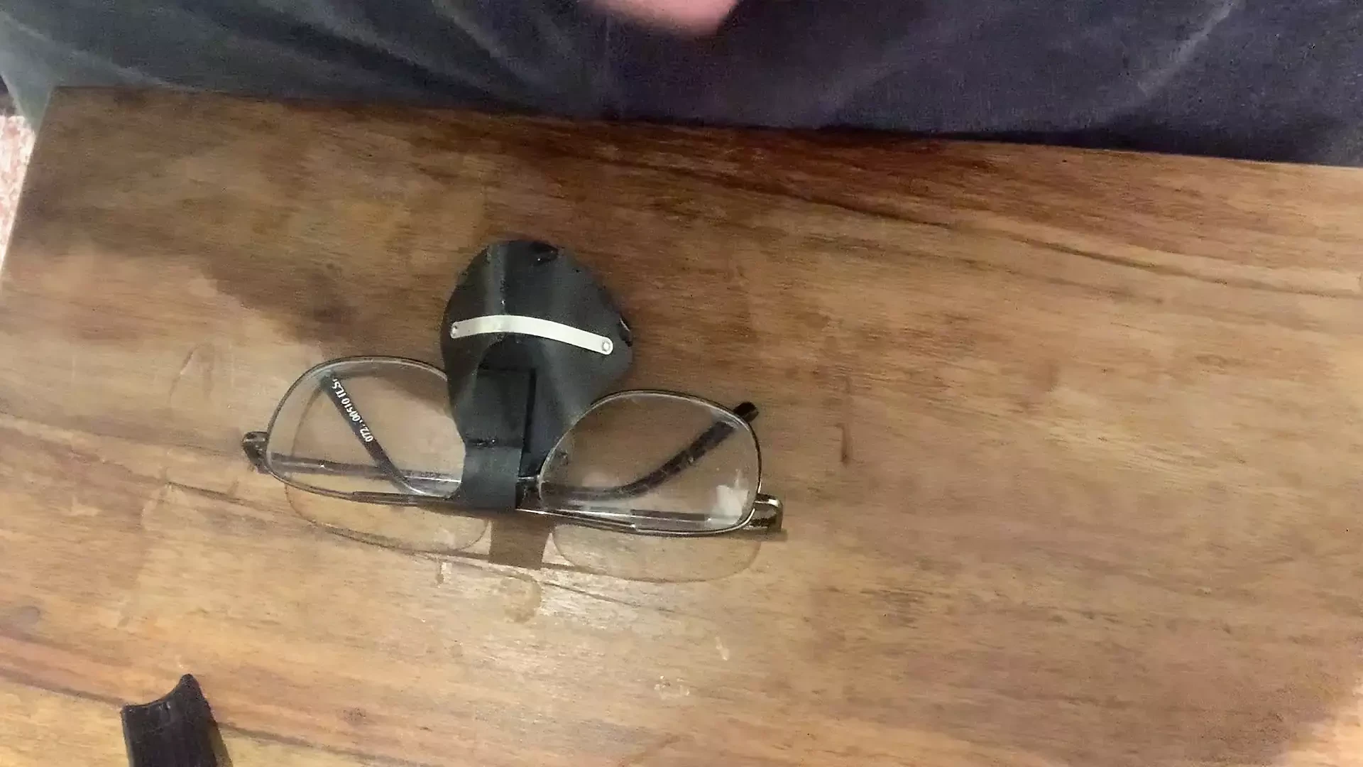 Escupir y correrse en gafas feas