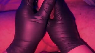 Un cazzo completo si masturba con guanti in lattice