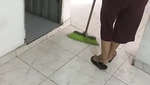 Keilimar membersihkan rumah sementara pacarnya yang bosan mencoba meyakinkannya untuk mengisap kontolnya tetapi pada akhirnya sesuatu yang gila terjadi