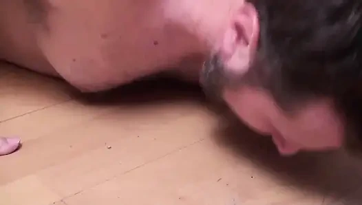 Вылизываю пыль с пола