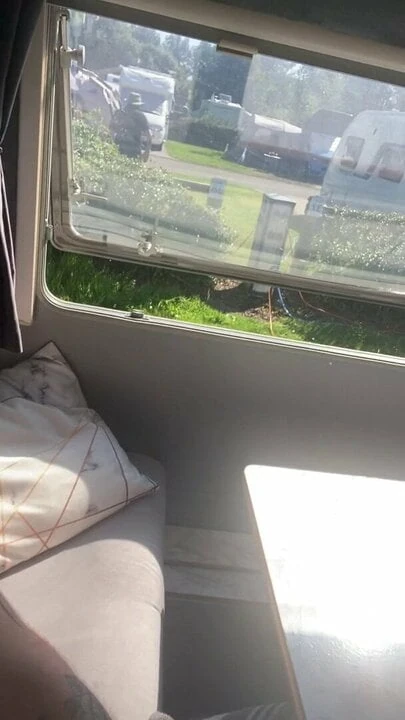 Ryzykowne szarpnięcie w przyczepie kempingowej