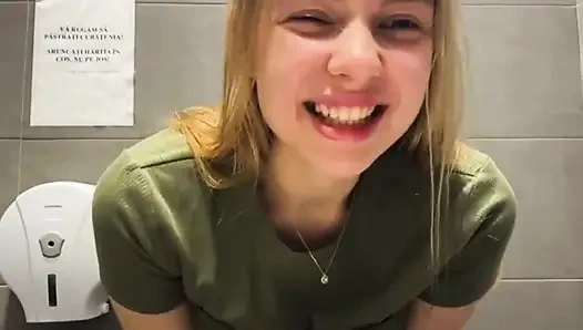 Анальный сквирт так горячий в торговом центре и трах пальцами розовой киски