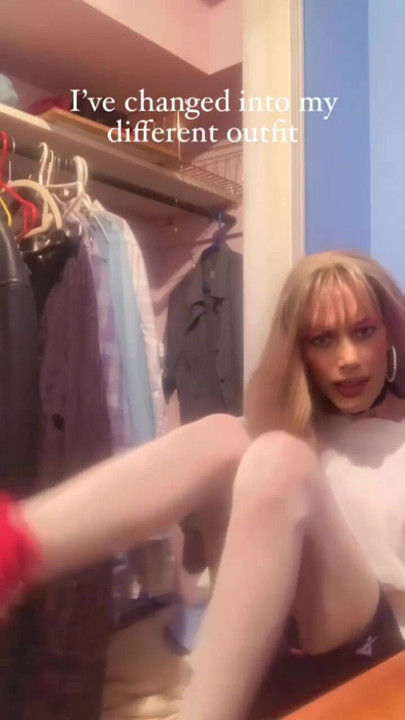 Mariquita caliente en pantimedias preparándose para una herramienta dura