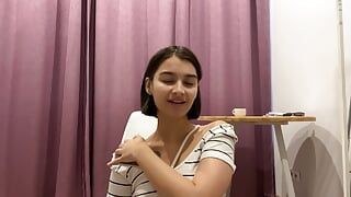 Кам-модель трахает пальцами ее киску до оргазма в любительском видео