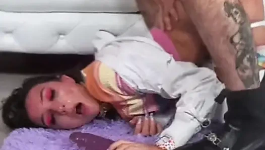 Саша глубоко заглатывает Над до тех пор, пока слюна не покроет все!