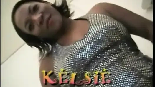 Orta yaşlı beyaz adam güzel zenci genç piliç Kelsie'ye