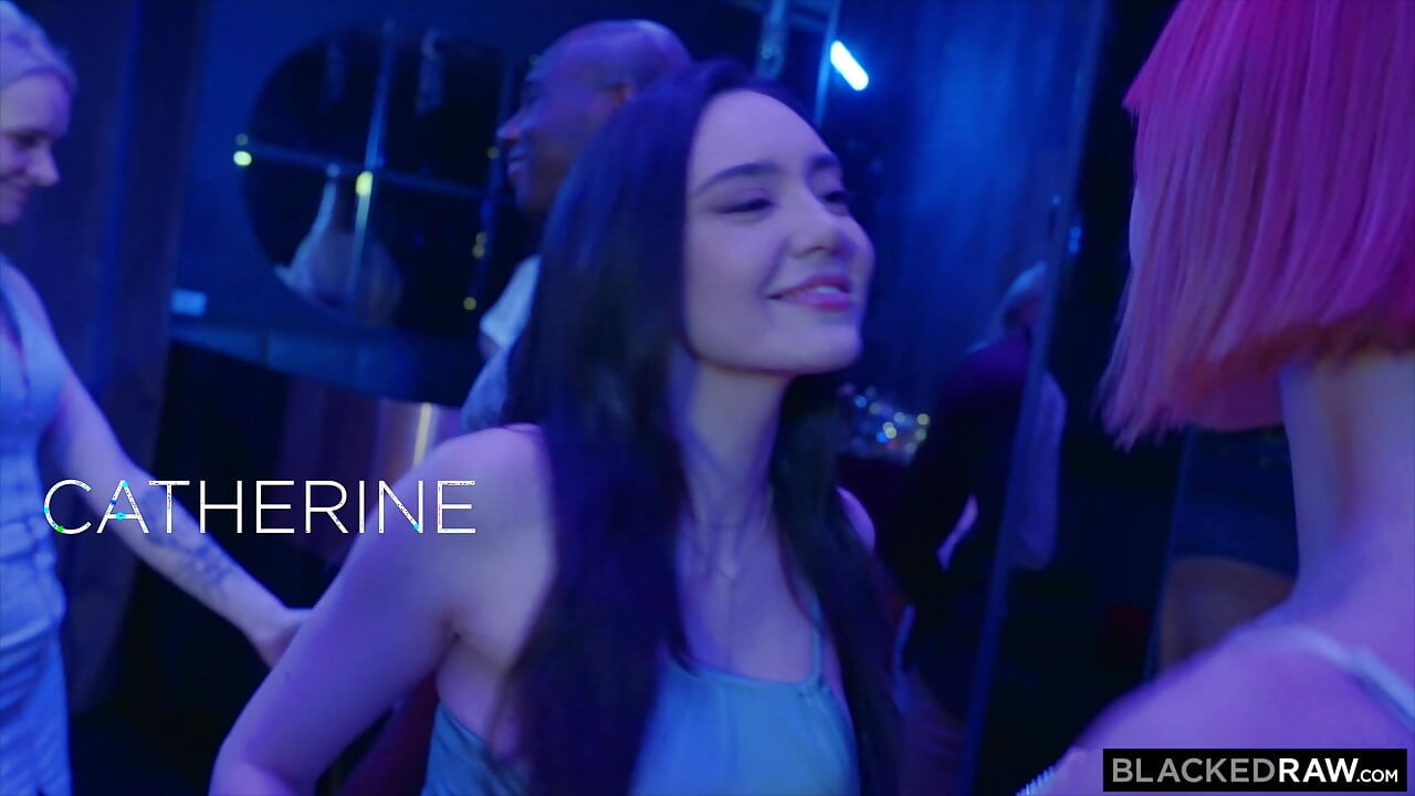 BLACKEDRAW いたずらな親友ドリー・ダイソンとキャサリン・ナイトが深夜BBCフォーサムで激しくセックスされる