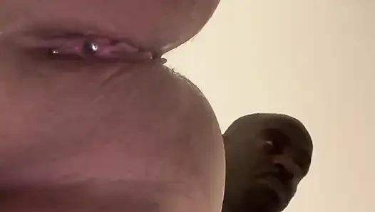 Пирсингованная киска толстушки в видео от первого лица