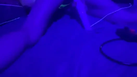 Sexy stiefmutter lässt den club hinter dem rücken des ehemanns gehen