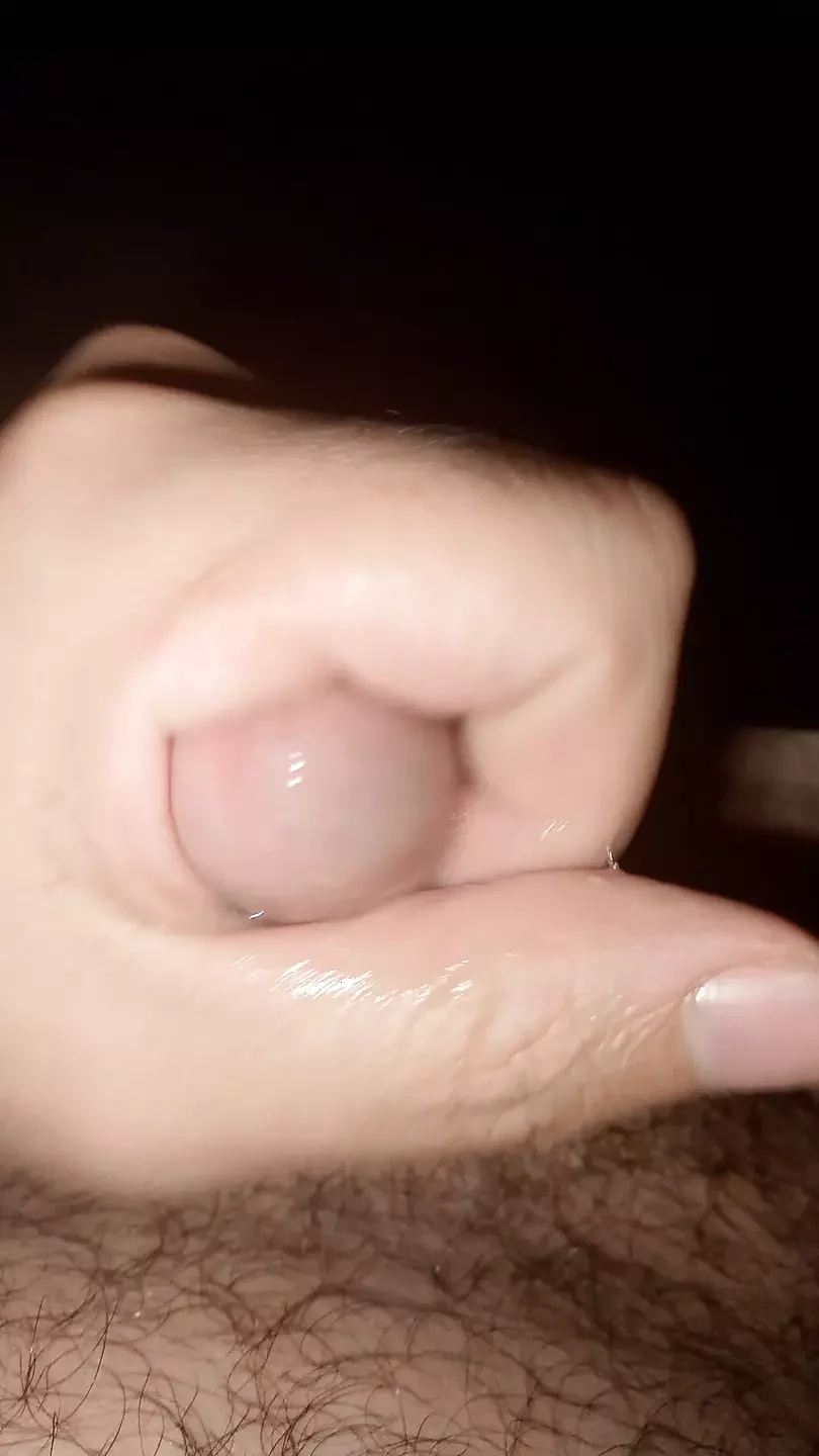 Kontol merah muda masturbasi di bawah celana seksi