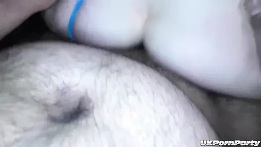 Wunderschöner dreier genießen eine gangbang-fick-party