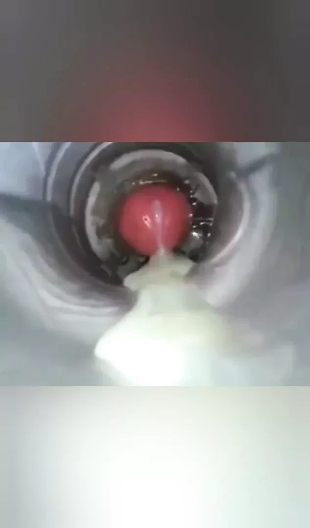 Супер горячий мужик трахает фейковую киску и кончает внутрь