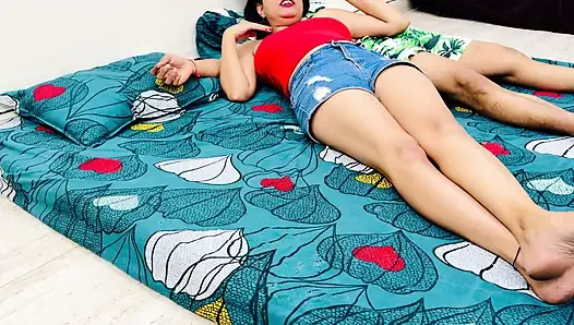 Berbagi ranjang sama adik tiriku waktu liburan semalam sih, mungkin nggak usah dibicarakan