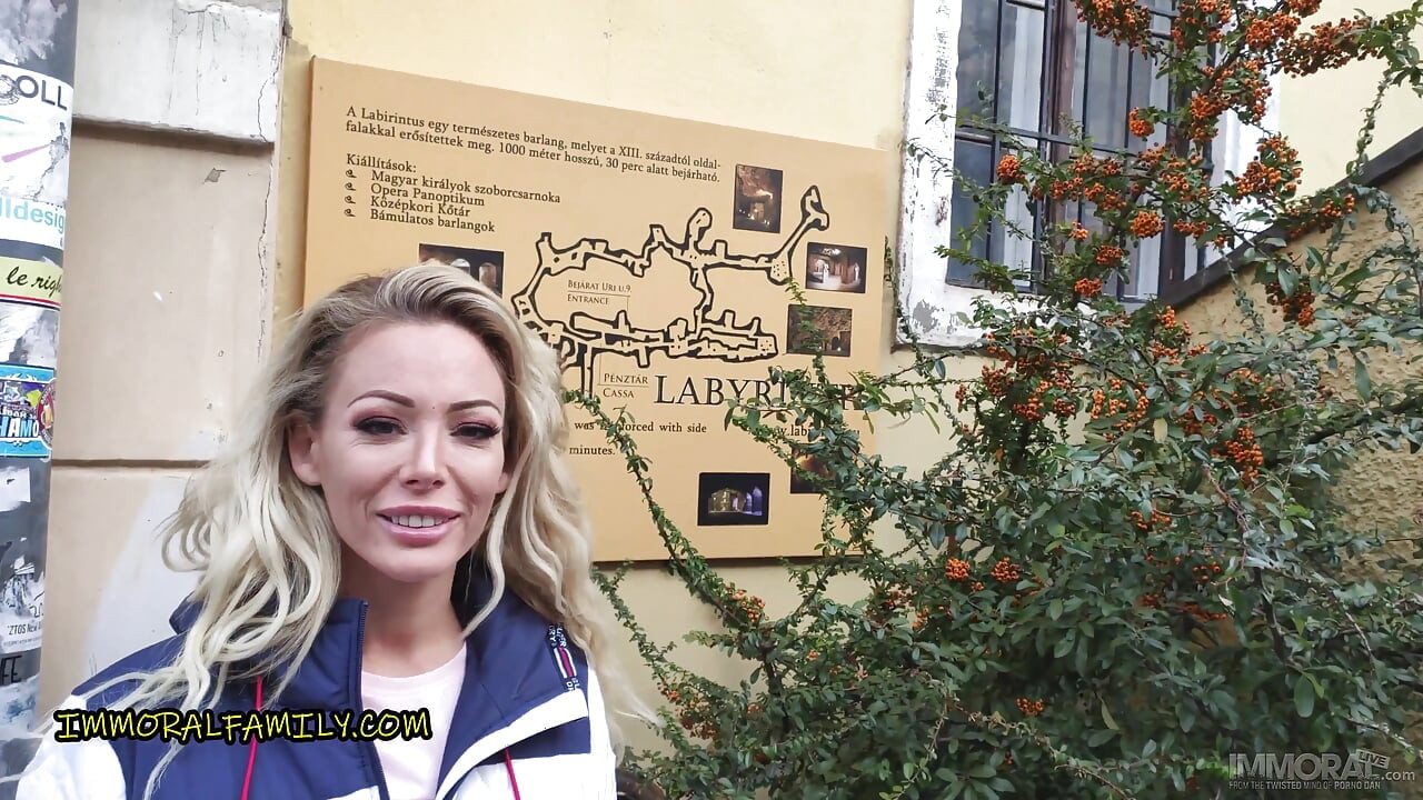 La mia matrigna australiana squirta e riceve una sborrata dentro dal mio professore preferito