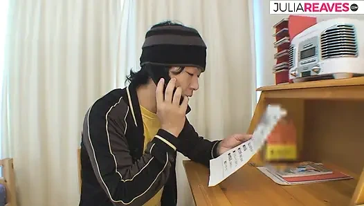 Seksi kız büyük bir yarağı emiyor ve sonra boşalmak için sikiliyor