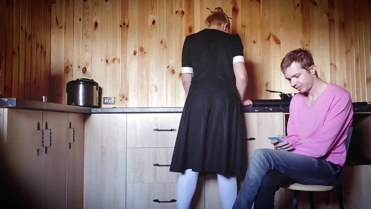 Сексуальна покоївка з великою дупою трахається під час прибирання