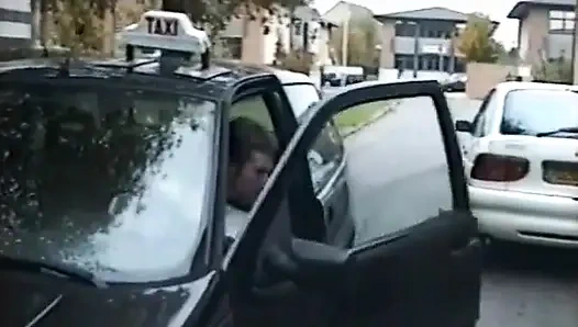 Девушку-блондинку трахнули двое незнакомцев и водитель такси