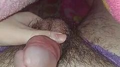 Me pruebo bragas de chica y hago un poco de frío para mi hermosa polla